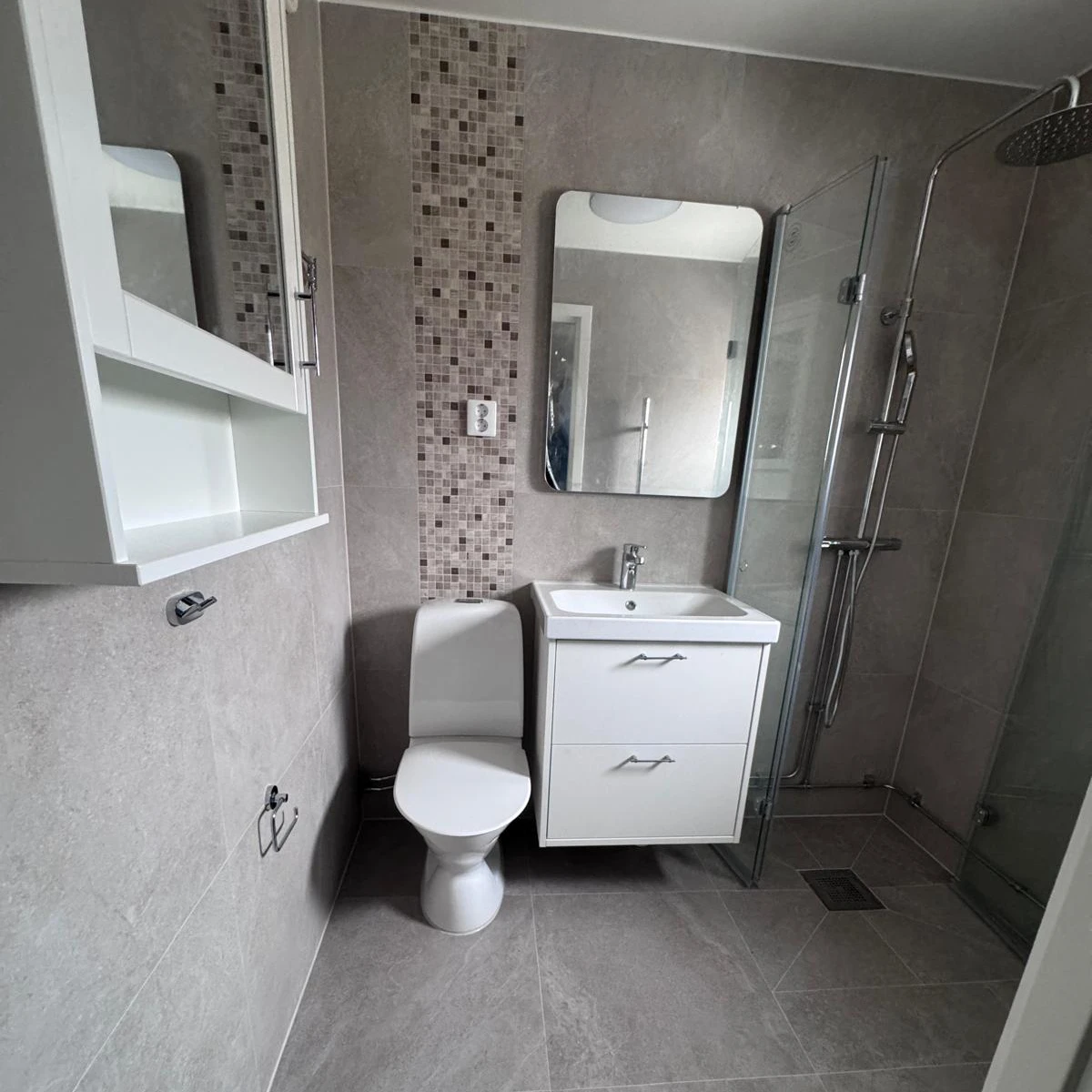 Modernt badrum med dusch och toalett