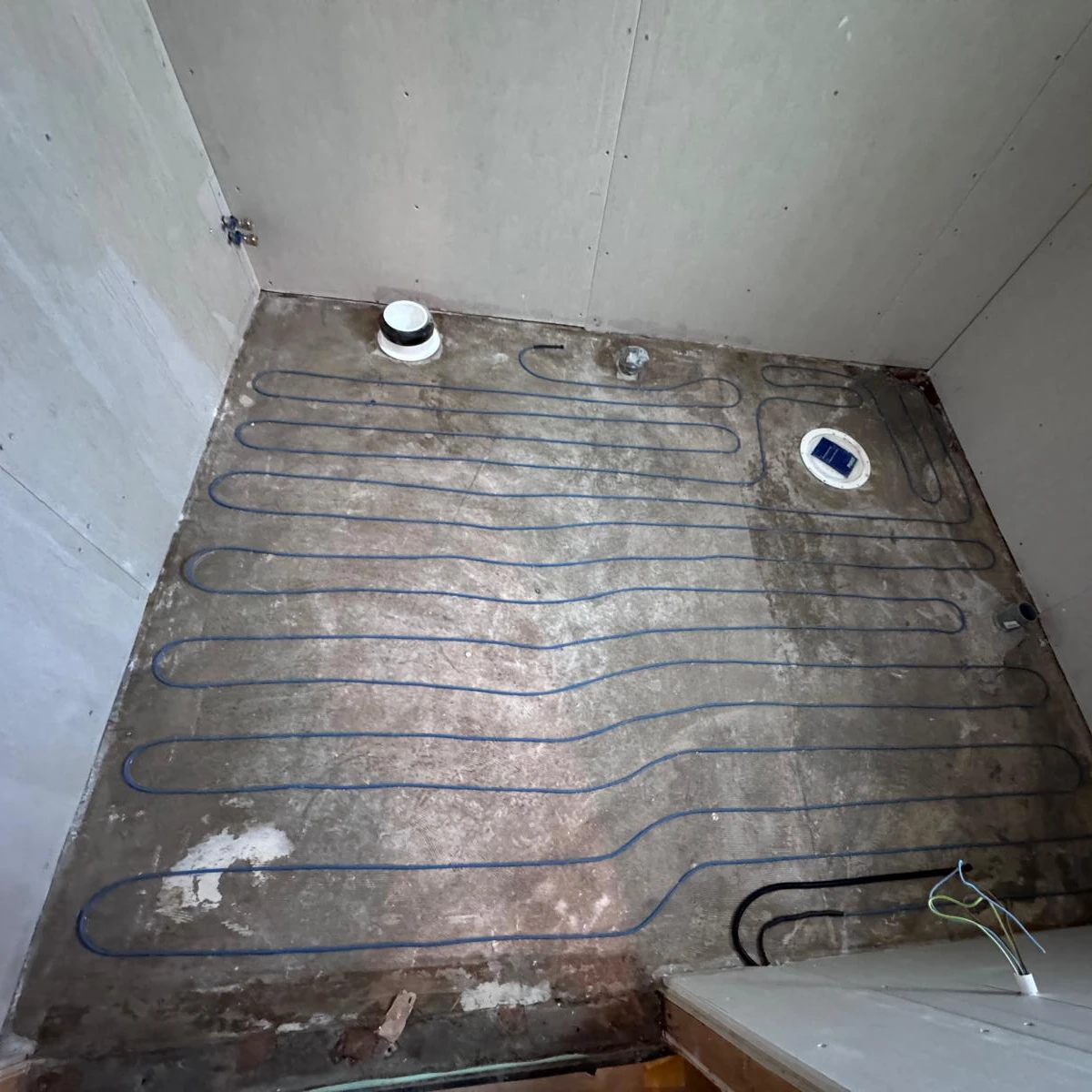 Värmeslingor på ett badrumsgolv